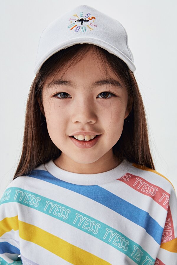 Resim Kız Çocuk Beyaz Şapka